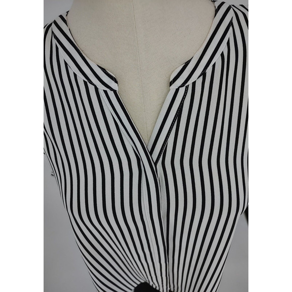 Apt 9 Woman's Black Strip Hidden Button Front Sleeveless Blouse Size XL Pleated - Picture 4 of 7